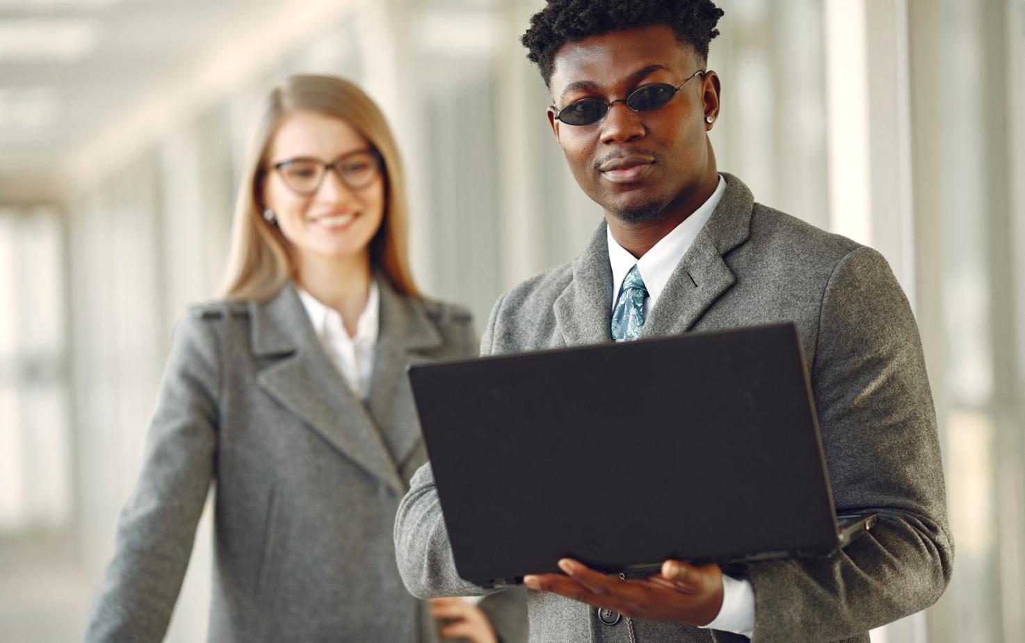 Persona in crescita personale durante una sessione di coaching